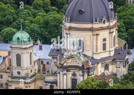 Corpus Christi Dominikanerkirche und Kloster vom Turm des Rathauses auf der Altstadt von Lviv Stadt, Ukraine gesehen Stockfoto