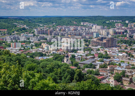 Luftaufnahme vom Union of Lublin Mound im High Castle Park auf dem Gipfel des Burghügels in Lviv Stadt, Ukraine Stockfoto