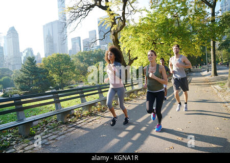 Gruppe von joggern Ausübung am Central Park, NYC Stockfoto