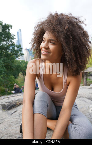 Schöne Frau tun Entspannungsübungen am Central Park Stockfoto