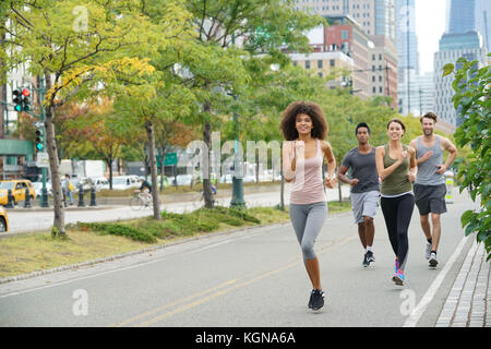 Gruppe von Joggern trainieren in Manhattan Laufstrecke Stockfoto