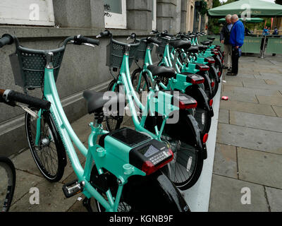 Reihen von E-Bikes mieten Brighton england Stockfoto