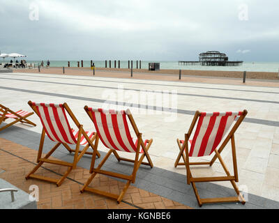 Rot-weiß gestreifte Liegestühle im Seebad Brighton England Stockfoto