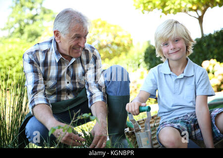 Opa mit Enkel zusammen im Garten im Sommer Stockfoto