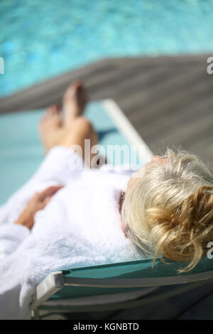 Rückansicht der älteren Frau Entspannen im Liegestuhl Stockfoto