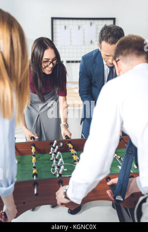 Unternehmer Spielen Tischfußball Stockfoto