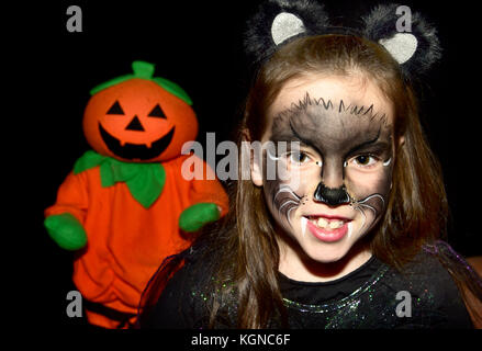 7-Jähriges Mädchen gekleidet in Kostüm für Halloween, Bordon, Hampshire, uk. Freitag, 27. Oktober 2017. Stockfoto