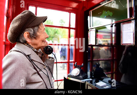 Ältere Lokale mit einem traditionellen roten Telefonzelle, die in ein kleines Besucherzentrum umgewandelt wurde. Das Innere der Phone Box wurde Stockfoto