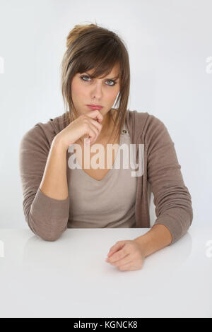 Porträt der jungen Frau skeptisch, isoliert Stockfoto