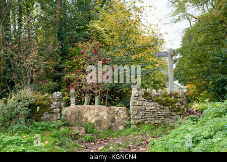 Cotswold Way unterzeichnen und Stein Stil im Herbst. Chipping Campden, Gloucestershire, England Stockfoto