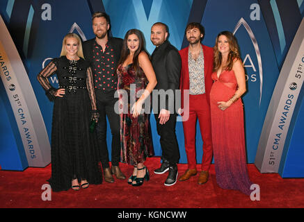 Nashville, TN, USA. November 2017. 8. November 2017: Nashville, Tennessee: Charles Kelley, Hilary Scott, Dave Haywood, Lady Antebellum. 51. Jährliche CMA Awards, der größte Abend der Country Music, in der Bridgestone Arena. Foto: Laura Farr/AdMedia Credit: Laura Farr/AdMedia/ZUMA Wire/Alamy Live News Stockfoto