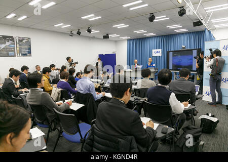 Der japanische Astronaut Soichi Noguchi spricht während einer Pressekonferenz im Büro der Japan Aerospace Exploration Agency (JAXA) in Tokio am 9. November 2017 in Japan. JAXA gab bekannt, dass er ab Ende 2019 an einer sechsmonatigen Mission an Bord der Internationalen Raumstation (ISS) teilnehmen wird, deren Training am 20. November beginnt. Quelle: Rodrigo Reyes Marin/AFLO/Alamy Live News Stockfoto