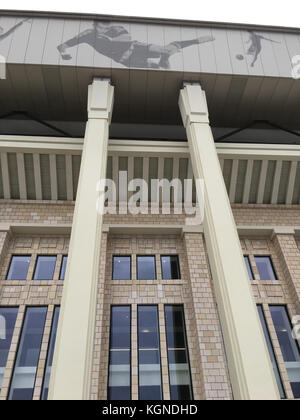 Blick auf das Luschniki-Stadion in Moskau, Russland, 28. August 2017. Das Luschniki ist das wichtigste Stadion der Fußball-Weltmeisterschaft 2018 in Russland. Seit 2013 wurde es umfassend renoviert. Am Samstag (11. November 2017) wird es mit einem Freundschaftsspiel zwischen Russland und Argentinien wieder eröffnet. Die FIFA Fussball-Weltmeisterschaft findet vom 14. Juni bis 15. Juli 2018 in Russland statt. Das Eröffnungs- und Endspiel findet im Moskauer Luschniki-Stadion statt. Foto: Thomas Körbel/dpa Stockfoto