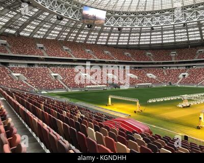 Blick auf das Luschniki-Stadion in Moskau, Russland, 28. August 2017. Das Luschniki ist das wichtigste Stadion der Fußball-Weltmeisterschaft 2018 in Russland. Seit 2013 wurde es umfassend renoviert. Am Samstag (11. November 2017) wird es mit einem Freundschaftsspiel zwischen Russland und Argentinien wieder eröffnet. Die FIFA Fussball-Weltmeisterschaft findet vom 14. Juni bis 15. Juli 2018 in Russland statt. Das Eröffnungs- und Endspiel findet im Moskauer Luschniki-Stadion statt. Foto: Thomas Körbel/dpa Stockfoto