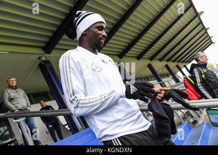 Berlin, Deutschland. November 2017. Antonio Ruediger (Deutschland) mit Mutze GES/ Fussball/ DFB-Training, Berlin, 09.11.2017 Fußball/Fußball: Training der deutschen Nationalmannschaft, Berlin, 09. November 2017 |Nutzung weltweit Credit: dpa/Alamy Live News Stockfoto