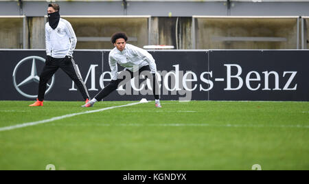 Mesut Oezil (Deutschland) (L) und Leroy Sane (Deutschland) GES/ Fussball/ DFB-Training, Berlin, 09.11.2017 Fußball / Fußball: Training der deutschen Nationalmannschaft, Berlin, 09. November 2017 Stockfoto