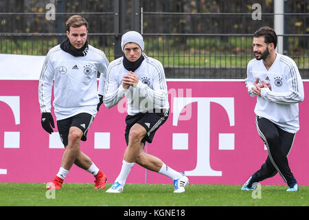 Mario Gotze (L-R), Toni Kroos (Deutschland), Marvin Plattenhardt (Deutschland) GES/ Fussball/ DFB-Training, Berlin, 09.11.2017 Fußball / Fußball: Training der deutschen Nationalmannschaft, Berlin, 09. November 2017 |Einsatz weltweit Stockfoto