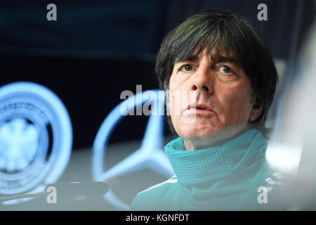 Bundestrainer Jogi Loew (DFB) Portrait, PortrÃ t, Kopfbild, Kopf. GES./ Fussball/ DFB-Pressekonferenz, Berlin, 09.11.2017 Fußball / Fußball: Mediaconferenz, Presskonferenz der deutschen Nationalmannschaft, Berlin, 09. November 2017 |Einsatz weltweit Stockfoto