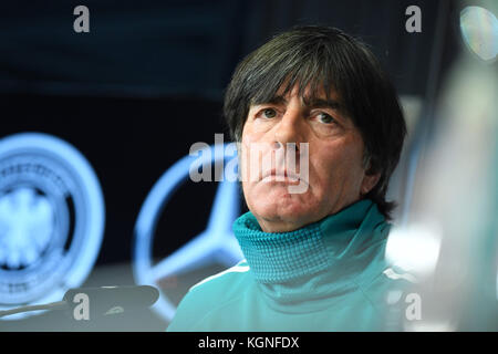 Bundestrainer Jogi Loew (DFB) Portrait, PortrÃ t, Kopfbild, Kopf. GES./ Fussball/ DFB-Pressekonferenz, Berlin, 09.11.2017 Fußball / Fußball: Mediaconferenz, Presskonferenz der deutschen Nationalmannschaft, Berlin, 09. November 2017 |Einsatz weltweit Stockfoto