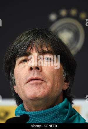 Bundestrainer Jogi Loew (DFB) Portrait, PortrÃ t, Kopfbild, Kopf. GES./ Fussball/ DFB-Pressekonferenz, Berlin, 09.11.2017 Fußball / Fußball: Mediaconferenz, Presskonferenz der deutschen Nationalmannschaft, Berlin, 09. November 2017 |Einsatz weltweit Stockfoto