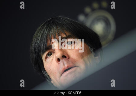 Bundestrainer Jogi Loew (DFB) Portrait, PortrÃ t, Kopfbild, Kopf. GES./ Fussball/ DFB-Pressekonferenz, Berlin, 09.11.2017 Fußball / Fußball: Mediaconferenz, Presskonferenz der deutschen Nationalmannschaft, Berlin, 09. November 2017 |Einsatz weltweit Stockfoto