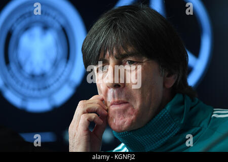 Stuttgart, Deutschland. 09.. November 2017. Bundescoach Jogi Loew (DFB) Porträt, PortrÃ t, Kopfbild, Kopf. GES./ Fussball/ DFB-Pressekonferenz, Berlin, 09.11.2017 Fußball/Fußball: Mediakonferenz, Pressekonferenz der deutschen Nationalmannschaft, Berlin, 09. November 2017 zur weltweiten Nutzung Quelle: dpa/Alamy Live News Stockfoto