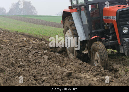 Herbst Feld arbeiten. Natura 2000 Głębowice, Polen. 9 Nov, 2017. Im Bereich der Głębowice gibt es Herbst Feld der Arbeit wegen der nahenden Winter. Ackerland wird für das Getreide zubereitet. Credit: W124 Merc/Alamy leben Nachrichten Stockfoto