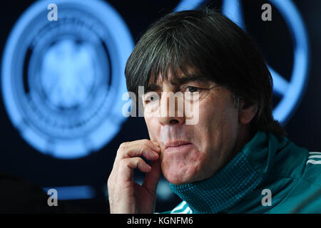 Stuttgart, Deutschland. 09.. November 2017. Bundescoach Jogi Loew (DFB) Porträt, PortrÃ t, Kopfbild, Kopf. GES./ Fussball/ DFB-Pressekonferenz, Berlin, 09.11.2017 Fußball/Fußball: Mediakonferenz, Pressekonferenz der deutschen Nationalmannschaft, Berlin, 09. November 2017 zur weltweiten Nutzung Quelle: dpa/Alamy Live News Stockfoto