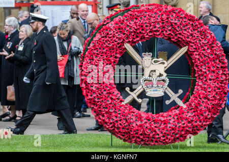 Westminster Abbey, London, UK. 9 Nov, 2017. Veteranen Mix mit aktuellen Soldaten zu plaudern und Mohn - Prinz Harry besucht das Feld der Erinnerung an der Westminster Abbey und trifft die Dekanin oder der Dekan von Westminster, der Präsident der Poppy Factory und der nationalen Präsidenten der Royal British Legion. Er legte ein Kreuz der Erinnerung vor der hölzerne Kreuze aus den Gräbern der Unbekannten britischen Soldaten. Nach dem "Last Post" und ein zwei Minuten Stille traf er den Veteranen. Credit: Guy Bell/Alamy leben Nachrichten Stockfoto