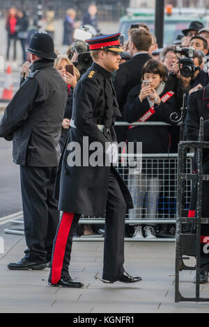 Westminster Abbey, London, UK. 9 Nov, 2017. Prinz Harry kommt im Bereich der Erinnerung an der Westminster Abbey und trifft die Dekanin oder der Dekan von Westminster, der Präsident der Poppy Factory und der nationalen Präsidenten der Royal British Legion. Er legte ein Kreuz der Erinnerung vor der hölzerne Kreuze aus den Gräbern der Unbekannten britischen Soldaten. Nach dem "Last Post" und ein zwei Minuten Stille traf er den Veteranen. Credit: Guy Bell/Alamy leben Nachrichten Stockfoto