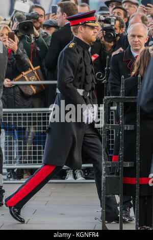 Westminster Abbey, London, UK. 9 Nov, 2017. Prinz Harry kommt im Bereich der Erinnerung an der Westminster Abbey und trifft die Dekanin oder der Dekan von Westminster, der Präsident der Poppy Factory und der nationalen Präsidenten der Royal British Legion. Er legte ein Kreuz der Erinnerung vor der hölzerne Kreuze aus den Gräbern der Unbekannten britischen Soldaten. Nach dem "Last Post" und ein zwei Minuten Stille traf er den Veteranen. Credit: Guy Bell/Alamy leben Nachrichten Stockfoto