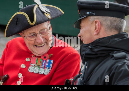 Westminster Abbey, London, UK. 9 Nov, 2017. Ein Chelsea Rentner Aktien ein Witz mit einem der Abtei Security Team - Prinz Harry besucht das Feld der Erinnerung an der Westminster Abbey und trifft die Dekanin oder der Dekan von Westminster, der Präsident der Poppy Factory und der nationalen Präsidenten der Royal British Legion. Er legte ein Kreuz der Erinnerung vor der hölzerne Kreuze aus den Gräbern der Unbekannten britischen Soldaten. Nach dem "Last Post" und ein zwei Minuten Stille traf er den Veteranen. Credit: Guy Bell/Alamy leben Nachrichten Stockfoto