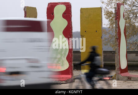 Groß Glienicke, Deutschland. November 2017. Originalstücke der Berliner Mauer stehen auf der historischen Landschaft der Glieneckerbrücke in Potsdam, Deutschland, 9. November 2017. Am Abend des 9. November 1989 kündigte der ehemalige SED-Politbüro Günter Schabowski fast nebenbei an, dass eine Reise in den Westen ab diesem Zeitpunkt möglich sei. Später in der Nacht fiel die Mauer. Neueste wissenschaftliche Erkenntnisse zeigen, dass allein in Berlin mehr als 140 Bürger in Händen der DDR-Grenzkontrolle getötet wurden. Quelle: dpa Picture Alliance/Alamy Live News Stockfoto