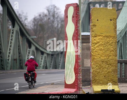 Groß Glienicke, Deutschland. November 2017. Originalstücke der Berliner Mauer stehen auf der historischen Landschaft der Glieneckerbrücke in Potsdam, Deutschland, 9. November 2017. Am Abend des 9. November 1989 kündigte der ehemalige SED-Politbüro Günter Schabowski fast nebenbei an, dass eine Reise in den Westen ab diesem Zeitpunkt möglich sei. Später in der Nacht fiel die Mauer. Neueste wissenschaftliche Erkenntnisse zeigen, dass allein in Berlin mehr als 140 Bürger in Händen der DDR-Grenzkontrolle getötet wurden. Quelle: dpa Picture Alliance/Alamy Live News Stockfoto