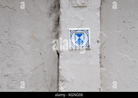 Groß Glienicke, Deutschland. November 2017. Denkmalgeschützte Originalstücke der Berliner Mauer in der Umgebung von Groß Glienicke, Deutschland, 9. November 2017. Am Abend des 9. November 1989 kündigte der ehemalige SED-Politbüro Günter Schabowski fast nebenbei an, dass eine Reise in den Westen ab diesem Zeitpunkt möglich sei. Später in der Nacht fiel die Mauer. Neueste wissenschaftliche Erkenntnisse zeigen, dass allein in Berlin mehr als 140 Bürger in Händen der DDR-Grenzkontrolle getötet wurden. Quelle: dpa Picture Alliance/Alamy Live News Stockfoto