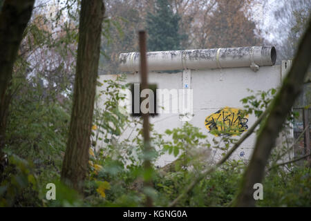 Groß Glienicke, Deutschland. November 2017. Originalstücke der Berliner Mauer im Umfeld der Glieneckerbrücke in Potsdam, 9. November 2017. Am Abend des 9. November 1989 kündigte der ehemalige SED-Politbüro Günter Schabowski fast nebenbei an, dass eine Reise in den Westen ab diesem Zeitpunkt möglich sei. Später in der Nacht fiel die Mauer. Neueste wissenschaftliche Erkenntnisse zeigen, dass allein in Berlin mehr als 140 Bürger in Händen der DDR-Grenzkontrolle getötet wurden. Quelle: dpa Picture Alliance/Alamy Live News Stockfoto