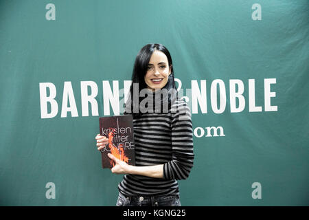 New York, USA. 8 Nov, 2017. krysten Ritter ihren neuen Roman fördert, Lagerfeuer am Union Square Barnes & Nobles Bookstore. Credit: Mark j Sullivan/alamy leben Nachrichten Stockfoto