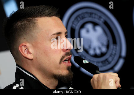 Berlin, Deutschland. November 2017. Sandro Wagner spricht auf einer Pressekonferenz der deutschen Fußballnationalmannschaft am 9. November 2017 in Berlin. Quelle: Christian Charisius/dpa/Alamy Live News Stockfoto