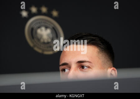 Berlin, Deutschland. November 2017. Sandro Wagner spricht auf einer Pressekonferenz der deutschen Fußballnationalmannschaft am 9. November 2017 in Berlin. Quelle: Christian Charisius/dpa/Alamy Live News Stockfoto