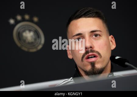 Berlin, Deutschland. November 2017. Sandro Wagner spricht auf einer Pressekonferenz der deutschen Fußballnationalmannschaft am 9. November 2017 in Berlin. Quelle: Christian Charisius/dpa/Alamy Live News Stockfoto