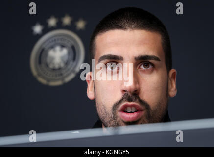 Berlin, Deutschland. November 2017. Sami Khedira spricht auf einer Pressekonferenz der deutschen Fußballnationalmannschaft am 9. November 2017 in Berlin. Quelle: Christian Charisius/dpa/Alamy Live News Stockfoto