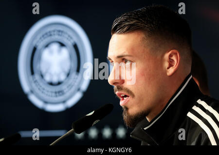 Berlin, Deutschland. November 2017. Sandro Wagner spricht auf einer Pressekonferenz der deutschen Fußballnationalmannschaft am 9. November 2017 in Berlin. Quelle: Christian Charisius/dpa/Alamy Live News Stockfoto