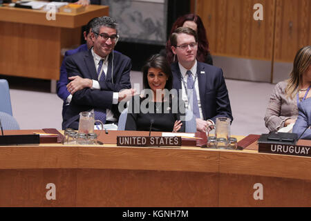 New York, NY, USA. November 2017. Vereinte Nationen, New York, USA, 09. November 2017 - Nikki R. Haley, Ständiger Vertreter der Vereinigten Staaten bei den Vereinten Nationen vor der heutigen Sitzung des Sicherheitsrats zur Wahl von fünf Mitgliedern des Internationalen Gerichtshofs im Hauptquartier der Vereinten Nationen in New York. Foto: Luiz Rampelotto/EuropaNewswire Credit: Luiz Rampelotto/ZUMA Wire/Alamy Live News Stockfoto