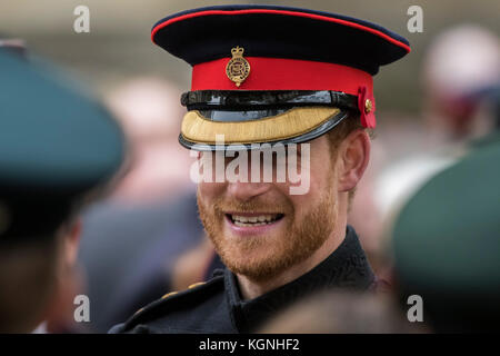 London, Großbritannien. 9 Nov, 2017. Prinz Harry mischt sich mit Gästen und Veteranen - wie er in den Bereich der Erinnerung an der Westminster Abbey. Er legte ein Kreuz der Erinnerung vor der hölzerne Kreuze aus den Gräbern der Unbekannten britischen Soldaten. Nach dem "Last Post" und ein zwei Minuten Stille traf er den Veteranen. Dies ist das 89. Jahr der Bereich der Erinnerung Seit der ersten im November 1928, bei der nur zwei Erinnerung Tribut Kreuze errichtet wurden. Credit: Guy Bell/Alamy leben Nachrichten Stockfoto