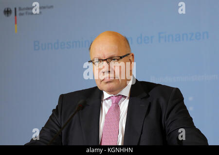 Finanzminister Peter Altmeier (CDU), fotografiert während einer Pressekonferenz zur Bekanntgabe der Ergebnisse des Steuervoranschlags im finanzministerium in Berlin, Deutschland, 9. November 2017. Experten des Bundes, der länder, der Bundesbank, der Kommunalverbände, Forschungsinstitute sowie des Statistischen Amtes schätzten die Steuereinnahmen für drei Tage. Die Zahlen werden von den Partnern der möglichen Jamaika-Koalition im Deutschen bundestag erwartet. Erst nach Bekanntgabe der Zahlen wissen die an den Sondierungsgesprächen beteiligten Parteien h Stockfoto