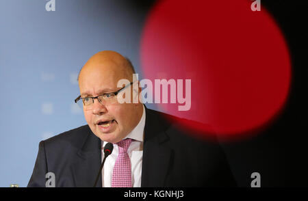 Finanzminister Peter Altmeier (CDU), fotografiert während einer Pressekonferenz zur Bekanntgabe der Ergebnisse des Steuervoranschlags im finanzministerium in Berlin, Deutschland, 9. November 2017. Experten des Bundes, der länder, der Bundesbank, der Kommunalverbände, Forschungsinstitute sowie des Statistischen Amtes schätzten die Steuereinnahmen für drei Tage. Die Zahlen werden von den Partnern der möglichen Jamaika-Koalition im Deutschen bundestag erwartet. Erst nach Bekanntgabe der Zahlen wissen die an den Sondierungsgesprächen beteiligten Parteien h Stockfoto