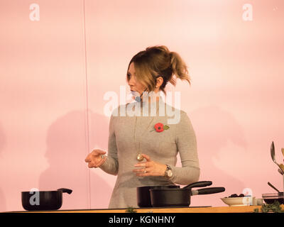 Manchester, Großbritannien. November 2017. Candice Brown, Gewinner des Great British Bake Off, bei einer Backdemonstration bei der Cake and Bake Show in Manchester. Sie wurde gerade als Kandidatin für die neue Serie Dancing on Ice angekündigt. Autor: Chris Rogers/Alamy Live News Stockfoto