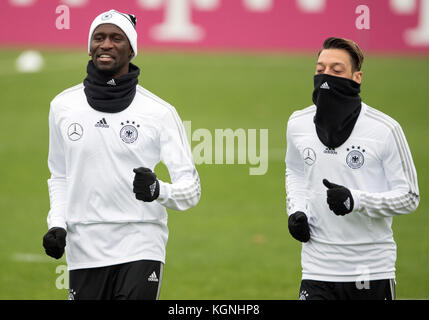 Berlin, Deutschland. November 2017. Antonio Ruediger und Mesut Oezil (r), fotografiert während eines Trainings der deutschen Fußballnationalmannschaft im Amateurstadion der Hertha BSC in Berlin, 9. November 2017. Quelle: Soeren Stache/dpa/Alamy Live News Stockfoto