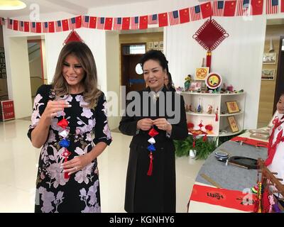 U. First Lady Melania Trump und Madame Peng Liyuan, Ehefrau des chinesischen Präsidenten Xi Jinping, während eines Besuchs der Banchang Elementary School am 9. November 2017 in Peking, China. Stockfoto