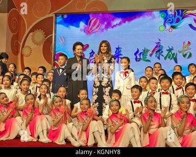 Us-first Lady melania Trump und Madame Peng Liyuan, Frau des chinesischen Staatspräsidenten Xi Jinping, bei einem Besuch in banchang Volksschule 9. November 2017 in Peking, China. Stockfoto